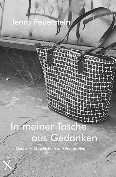 Zentrales Bildmotiv dieser Schwarzweißfotografie ist eine schwarzweiß karrierte Tasche mit weißem i-Linien-Muster, als ich-Linien zu lesen, die sich zu i-Quadraten/ich-Quadraten strukturieren. Die aufgenähten, schwarzen Enden der beiden Tragegriffe erinnern an die schwarzen Augen alter Trickfilmfiguren, die Tasche an ein Gesicht, ein gescanntes Ich, das Muster an einen Barcode. Im Hintergrund, einem verwitterten Asphaltweg und einer verwitterten Wand, finden sich die Proportionen und Kontraste der Tasche wieder. Tasche und Wegesrand bilden eine gemeinsame Flucht.